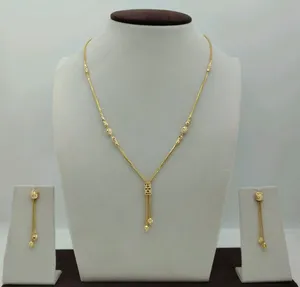 Elegante Juego de Joyería de Collar y Aretes Dorados para Mujer con Diseño de Cadena Minimalista y Delicados Detalles de Borlas Colgantes - Product Image 2