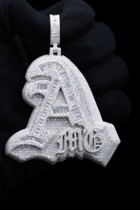 Colgante Hip Hop Unisex para Hombre The Ice Legacy con Cadena de Diamantes, Acero Inoxidable y Plata Tibetana con Imitación de Rodio - Product Image 1