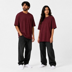 Camiseta Unisex Borgoña Oversize con Hombros Caídos, Corte Regular, Mangas Cortas y Tejido 100% Algodón Transpirable para Streetwear - Product Image 4