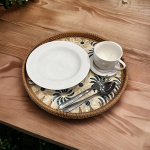 Bandeja de ratán de lujo con incrustaciones de nácar, perfecta para ocasiones especiales, servicio en el hogar y exhibición decorativa, procedente de la India. - Product Image 3