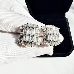 Boucles d'oreilles clous en argent 925 avec moissanite taille baguette et taille ronde, style Iced Out, pour hommes et femmes, bijoux statement style Hip Hop - Product Image 3