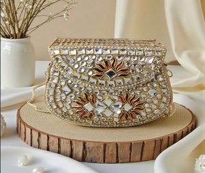 Pochette à rabat en laiton Kundan avec pierres embossées perlées et chaîne plaquée or, design traditionnel pour mariage et usage extérieur - Product Image 5