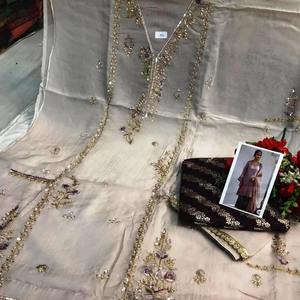Vêtements indiens et pakistanais de créateurs modernes, non cousus, brodés à la main, magnifiques ensembles de soirée, mode traditionnelle avant-gardiste - Product Image 3