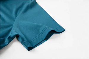 เสื้อกอล์ฟผู้ชาย OEM สีพื้นเรียบ ปักโลโก้ได้ตามสั่ง แขนสั้น ระบายอากาศดี คอวี ผ้าเจอร์ซีย์คุณภาพสูง น้ำหนัก 180 กรัม - Product Image 6