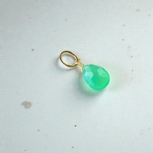 Colgante de Crisoprasa Natural Facetada en Forma de Pera, Envuelto en Alambre de Plata Chapado en Oro de 14K, Gema Verde, Amuleto de Joyería Religiosa - Product Image 1
