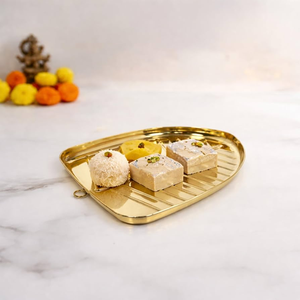 Plato de servir de latón dorado con diseño de hojas, estilo tradicional indio, para decoración de festivales y exhibición de alimentos a un precio aceptable. - Product Image 3