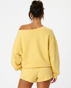 Conjunto de Sudadera Oversize con Hombros Descubiertos y Dobladillo Acanalado y Shorts de Felpa para Mujer con Bordado Desgastado - Product Image 3