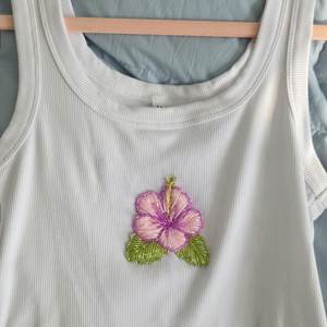 Camiseta de Manga Larga de Algodón Blanco a Bajo Precio para Mujer, Cuello Redondo, Parche de Pez con Cuentas, Bordado Hecho a Mano, Regalo Deportivo de Alta Calidad - Product Image 4
