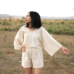 Top de Algodón Khadi Hecho a Mano, Estilo Bohemio con Cuello en V, Mangas Anchas, Top Corto, Elegante Blusa Corta con Mangas Campana Estilo Kimono - Product Image 5
