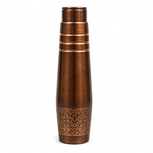 Thermos en cuivre de luxe moderne, bouteille d'eau portable de voyage avec design côtelé - Product Image 2