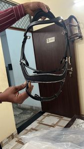 Cincha de cuero negra ajustable para caballo con hebillas metálicas y detalles de costura. Cincha de caballo ajustable de metal. - Product Image 2