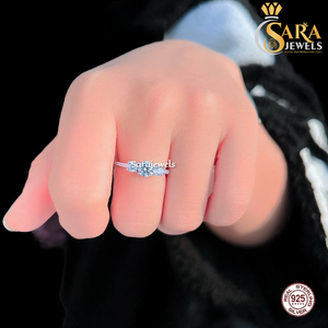 Anillo de Compromiso Clásico de Acero Inoxidable con Tres Piedras de Circonia Cúbica, Corte Redondo, Bañado en Rodio, Calidad de Exportación, para Mujer - Product Image 4