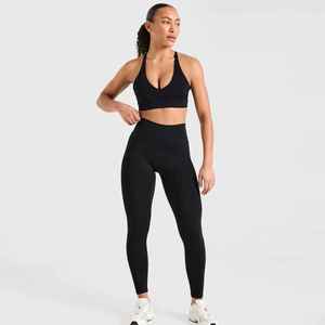Conjunto de Yoga de 2 Piezas Negro, Top Corto Línea Y, Leggings de Cintura Alta hasta la Rodilla, Sin Costuras, Color Sólido, Spandex, Poliéster, X Sports City OEM - Product Image 4