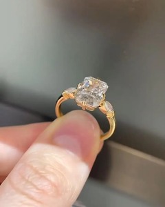 Anillo de Diamantes de Oro de 18k con Diseño Único, Corte Radiante y Piedras Laterales Marquise, Anillo de Tres Diamantes para Compradores Mayoristas - Product Image 3