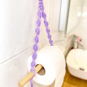 Porte-papier toilette en macramé violet avec tige en bois, accessoire de salle de bain suspendu, pots et jardinières modernes - Product Image 1