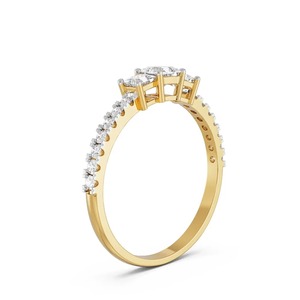 Anillo de Compromiso de Oro Amarillo de 14K con Tres Diamantes Cultivados en Laboratorio de Corte Princesa de 0.58CT, Joyería Fina - Product Image 2