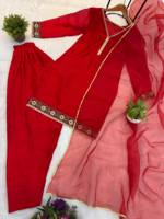 Ensemble de tenue ethnique traditionnel indien en satin rouge Fendy avec broderie et travail de sequins, comprenant un haut Farshi, un Salwar et un Dupatta, idéal pour les fêtes et les mariages