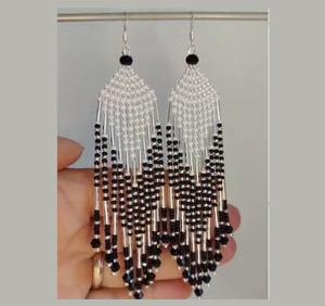 Boucles d'oreilles majestueuses en perles de verre pour une apparence festivement élégante, avec des motifs de perles complexes et une construction durable - Product Image 5