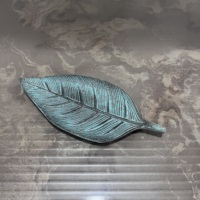 Plateau décoratif moderne en aluminium de conception artisanale en forme de feuille, avec revêtement, pour table, 7,5x3,25x0,5 po, emballage individuel TR622