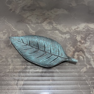 Bandeja Decorativa Moderna de Aluminio con Diseño Artesanal en Forma de Hoja con Revestimiento para Uso en Mesa TR622 - Product Image 1