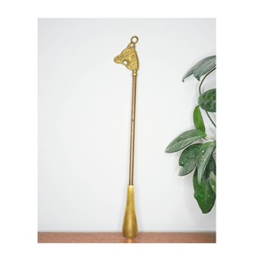 Calzador de latón duradero con forma ergonómica que ayuda a prevenir el daño al talón y mantiene la estructura del calzado - Product Image 1