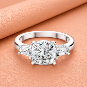 Anillo de Compromiso de Moissanita de Corte Redondo Premium con Piedras Laterales Trillón, Plata de Ley 925, Joyería Nupcial - Product Image 1