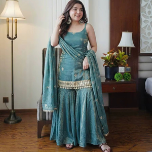 Costume pour femme brodé pakistanais, entièrement cousu, prêt à porter, look élégant pour les occasions spéciales - Product Image 1