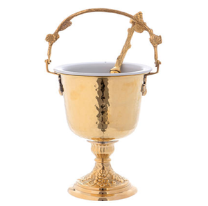 Cubeta para agua bendita de latón pulido con base de pedestal ornamentada y varita a juego, disponible a precios de mayorista. - Product Image 4