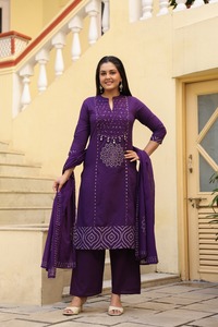 Ensemble Kurti droit en pur coton de qualité supérieure pour femme, avec pantalon et dupatta, orné de motifs imprimés et de broderies miroir - Product Image 5