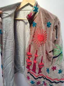 เสื้อแจ็คเก็ตกำมะหยี่ปักลายดอกไม้สไตล์โบโฮ ดีไซน์หรูหรา งานฝีมือประณีต ให้สัมผัสที่มีเอกลักษณ์  แรงบันดาลใจจากงานศิลปะซูซานี ของขวัญสำหรับเธอ - Product Image 6