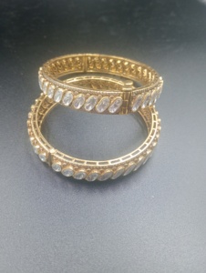 AMAIRA JEWELS SM-932 Brazalete de Oro Laminado para Mujer con Cristales de Corte Ovalado, Engaste de Canal y Piedras Polki, de Moda para Compromiso - Product Image 6