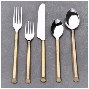 Ensemble de couverts en acier inoxydable forgé à la main avec manches martelées dorées, couverts métalliques de qualité supérieure pour une présentation élégante de la table de restaurant - Product Image 1