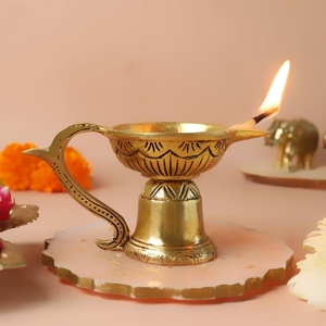 Lámpara de aceite tradicional de latón hecha a mano con base de resina y soporte para diya, ideal para el hogar, mandir, festival de Diwali, artesanía hindú. - Product Image 3