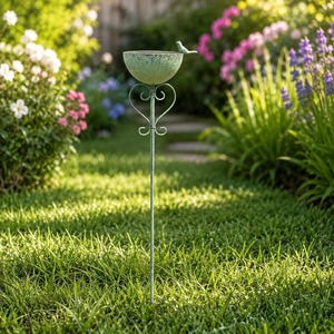 Bain d'oiseaux classique en fer forgé pour jardin, patio, design élégant, base robuste, attirant les oiseaux, avec réservoir d'eau pour l'alimentation des oiseaux. - Product Image 5