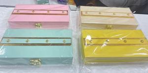 Elegantes Cajas de Regalo en Tonos Pastel, Fusión Perfecta de Encanto Tradicional y Contemporáneo, Cajas de Estilo Vintage con Banda Central Dorada - Product Image 2