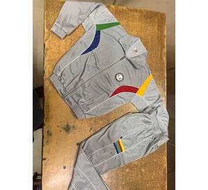 Ensemble de survêtement scolaire en coton 2 pièces unisexe pour enfants, à porter régulièrement, avec logo personnalisé et design sur mesure, idéal pour la maison - Product Image 3