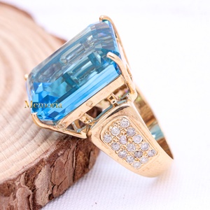 Anillo de declaración de banda ancha con pavé de diamantes, topacio azul y esmeralda natural en oro amarillo macizo de 14K al por mayor, joyería fina Memoria Jewels - Product Image 3