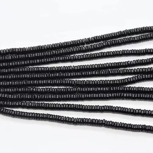 Perles Heishi en Spinelle Noire Naturelle de 16 Pouces, Perles de Pierre Précieuse en Spinelle Noire en Forme de Pneu, Prix de Gros en Vrac pour la Fabrication de Bijoux - Product Image 1