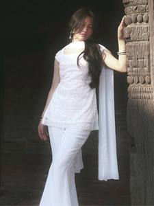 Ensemble iconique de style années 90 intemporel, vêtements ethniques élégants, confectionnés dans des tons raffinés avec des tissus et des détails de qualité supérieure. - Product Image 1