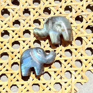 Elefante de Labradorita Natural, Gema Suelta Tallada a Mano, Amuleto de Animal de la Suerte, Colgante Chapado en Oro, Regalo para Ella - Product Image 4