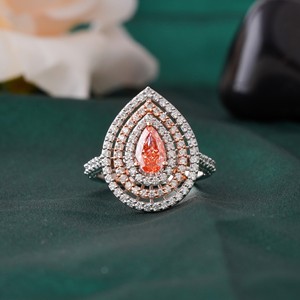 Anillo de Diamantes Cultivados en Laboratorio de Oro de 14K con Diamante Rojo Intenso de 0.68 CT en Forma de Pera con Doble Halo, Categoría de Producto: Anillos de Diamantes - Product Image 1