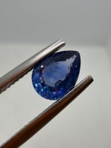 Saphir bleu naturel de forme poire de Ceylan (Sri Lanka) 1,60 carat pour la création de bijoux - Product Image 3
