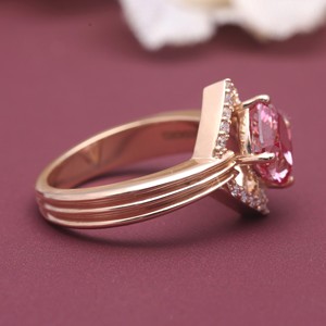 Bague en saphir rose taille coussin, or jaune/blanc et rose 18 carats, avec halo de diamants, pour femme, fiançailles, mariage, joaillerie fine - Product Image 6