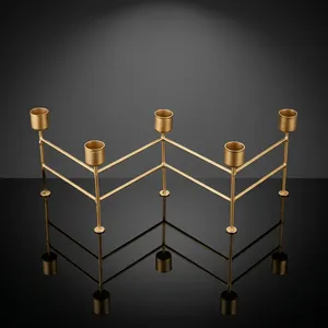 Support de bougies en fer forgé fait main au design artisanal, centre de table 5 bougies, décoration pour la maison et les mariages - Product Image 1