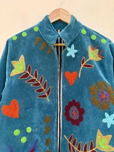Chaqueta de terciopelo azul verdoso hecha a mano para mujer con bordado floral de corazones y cremallera frontal, abrigo de invierno tipo Oveoat - Product Image 6