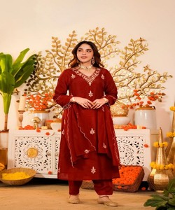 ชุดปักลายแฟนซีมูล ชานเดรี พร้อมผ้าคลุมไหล่ สำหรับงานเทศกาล ราคาขายส่ง เสื้อผ้าชาติพันธุ์ สีแดง - Product Image 1