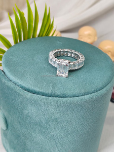 Anillo de diamantes de corte esmeralda premium con piedras laterales en oro blanco que ofrece un brillo brillante y una apariencia sofisticada. - Product Image 4