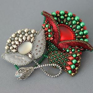 Broche unique brodée de perles, accessoire de mode artisanal de créateur avec perles colorées, broderie à la main exquise - Product Image 3