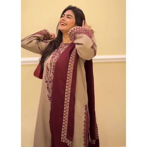 Ensemble de vêtements de fête pour femmes de créateur haut-bas et Dupatta avec broderie élégante - Product Image 1