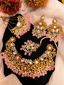 Parures de bijoux modernes couleur or, collier et boucles d'oreilles pour femmes, design personnalisé, fabrication sur mesure - Product Image 3